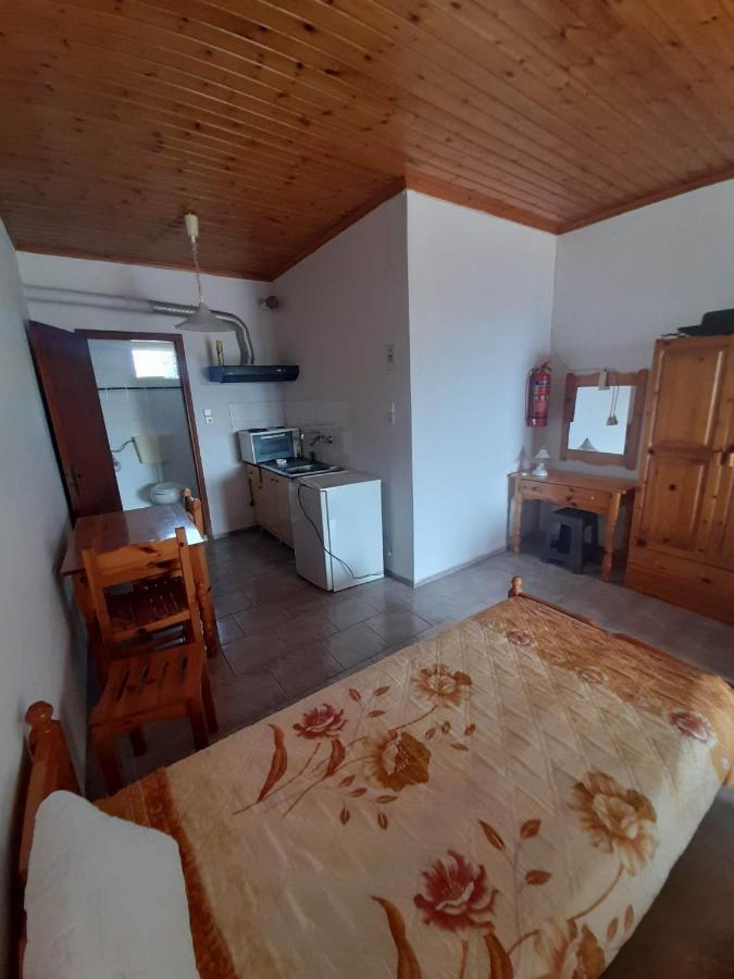 Christina Sunny Rooms Loútsa Exterior foto
