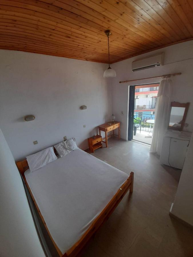 Christina Sunny Rooms Loútsa Exterior foto