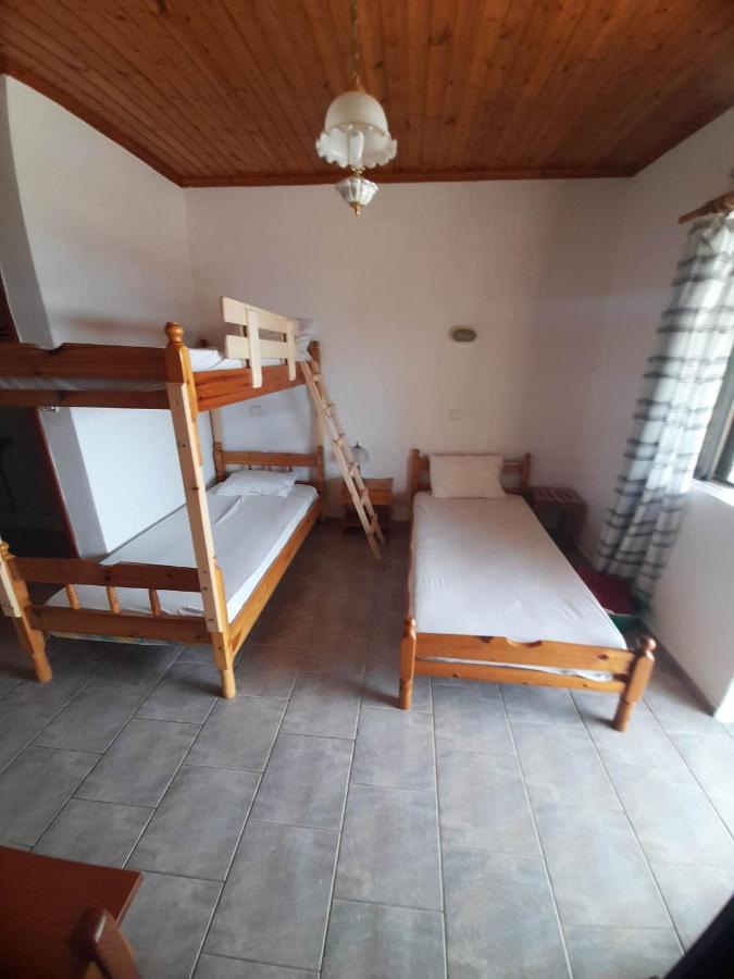 Christina Sunny Rooms Loútsa Exterior foto